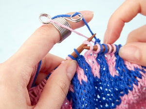 Hemline Knitting thimble: Yarn Guide for two colour knitting